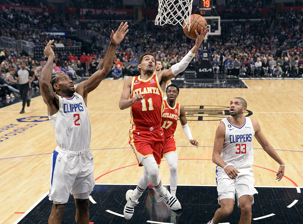 Trae Young (#11) of the Atlanta Hawks drives toward the rim in the game against the Los Angeles Clippers at the Crypto.com Arena in Los Angeles, California, January 8, 2023. /CFP