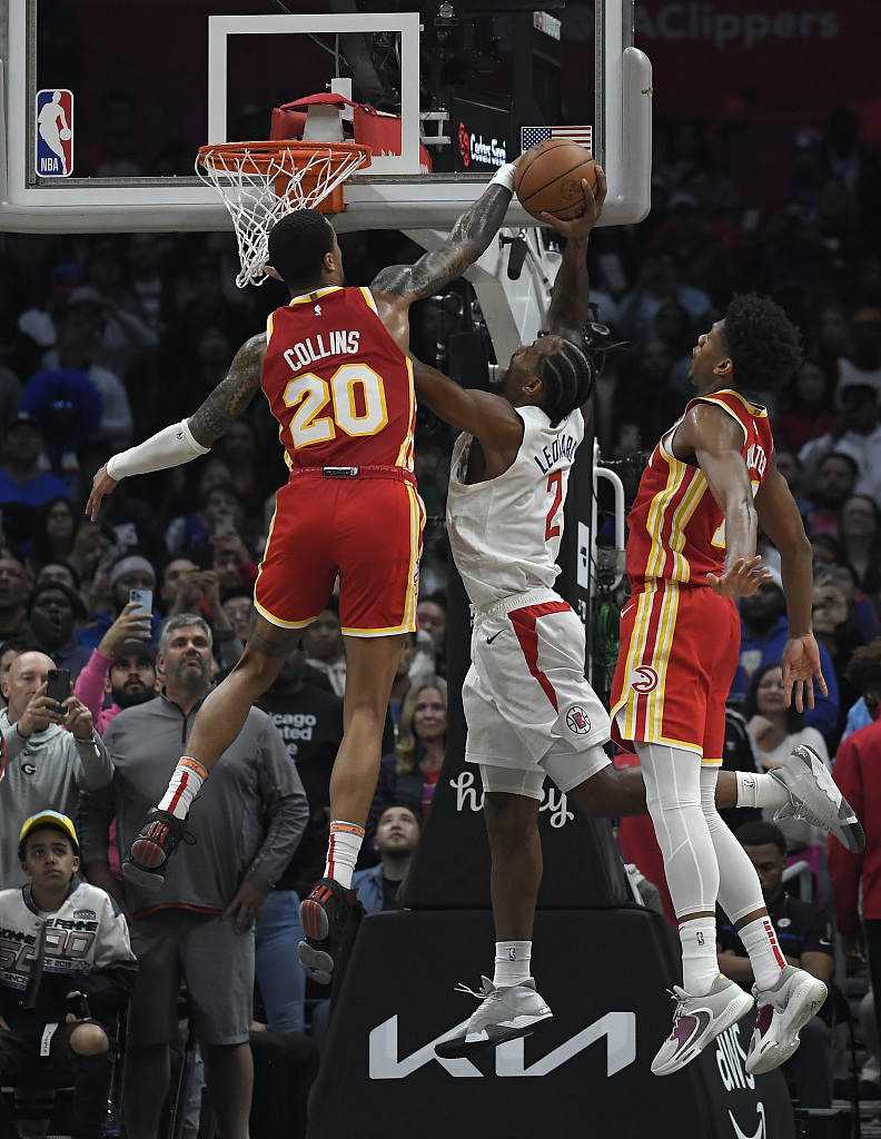 John Collins (#20) of the Atlanta Hawks blocks a shot by Kawhi Leonard (#2) of the Los Angeles Clippers in the game at the Crypto.com Arena in Los Angeles, California, January 8, 2023. /CFP