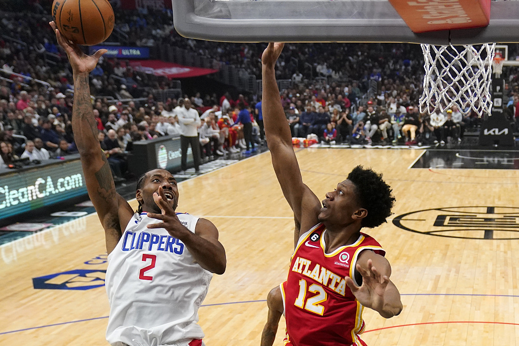 Kawhi Leonard (#2) of the Los Angeles Clippers shoots in the game against the Atlanta Hawks at the Crypto.com Arena in Los Angeles, California, January 8, 2023. /CFP