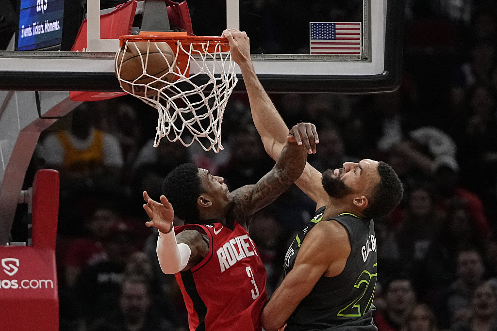 Rudy Gobert (R) of the Minnesota Timberwolves dunks in the game against the Houston Rockets at the Toyota Center in Houston, Texas, January 8, 2023. /CFP