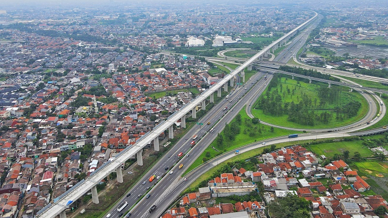 The Jakarta-Bandung High-speed Railway spans the most densely populated village in Bandung City, Indonesia, October 10, 2022. /CFP