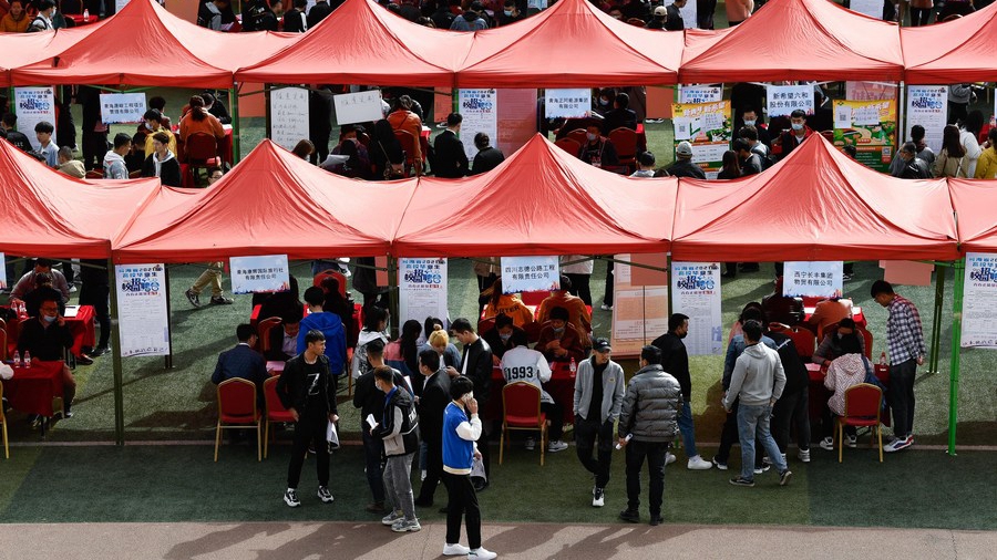 Students look for jobs during a campus job fair in Xining, northwest China's Qinghai Province, March 24, 2021. /Xinhua