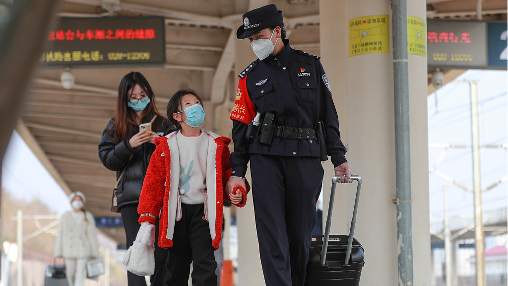 Helping passengers at a train station in Tongren City, southwest China's Guizhou Province, January 10, 2023. /CFP