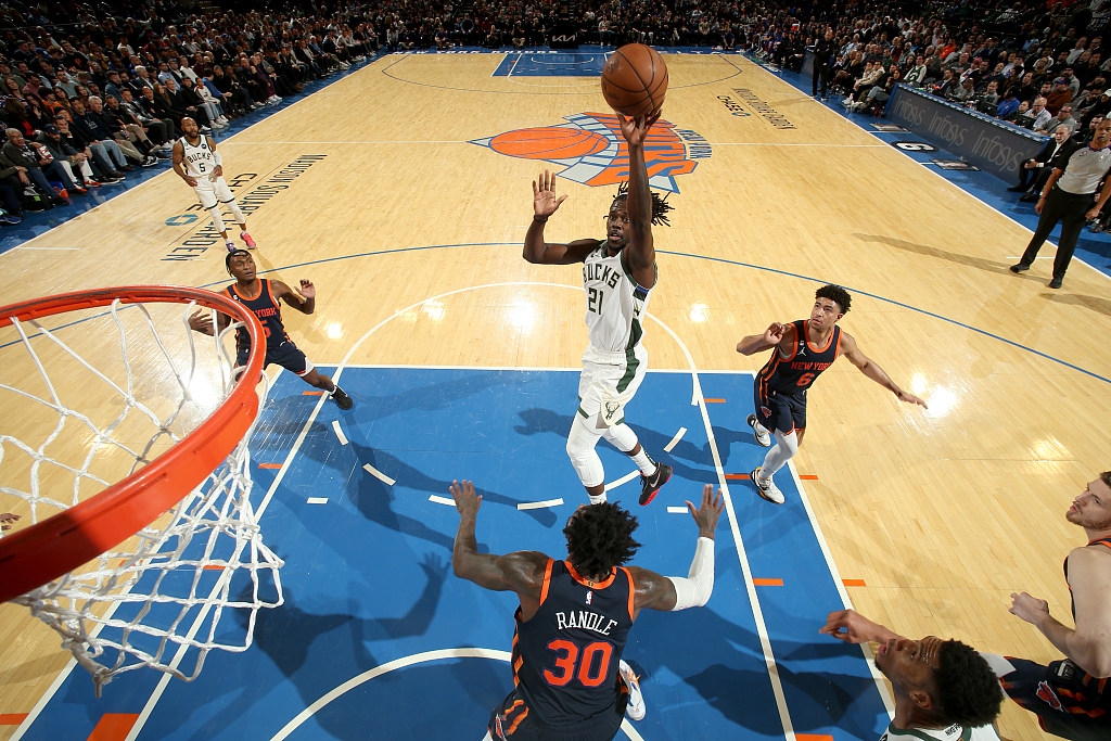 Jrue Holiday (#21) of the Milwaukee Bucks shoots in the game against the New York Knicks at Madison Square Garden in New York City, January 9, 2023. /CFP