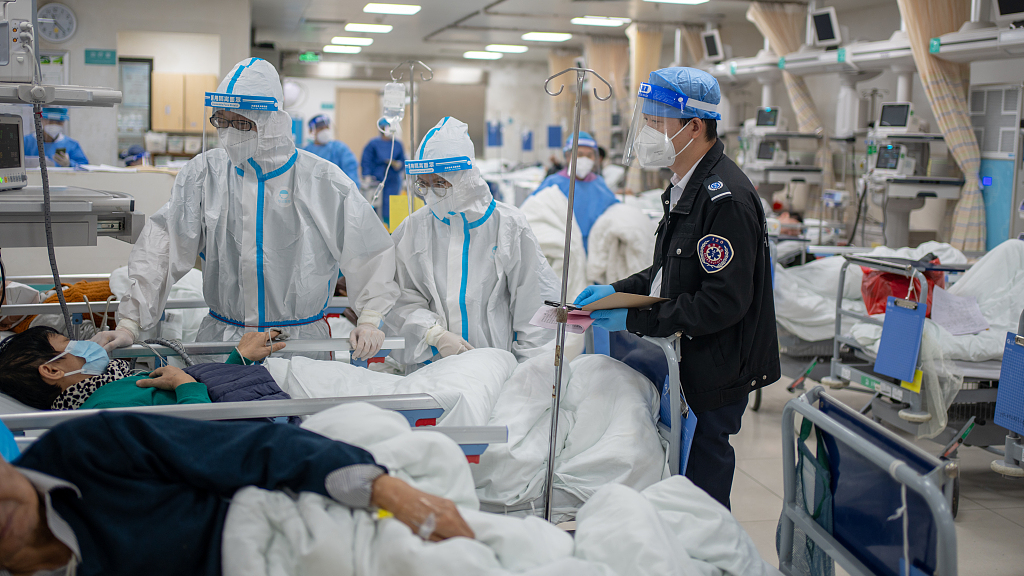 An emergency doctor (R) hands over a patient to other doctors at the emergency department of Hainan General Hospital, in Haikou, capital of south China's Hainan Province, January 3, 2023. /CFP