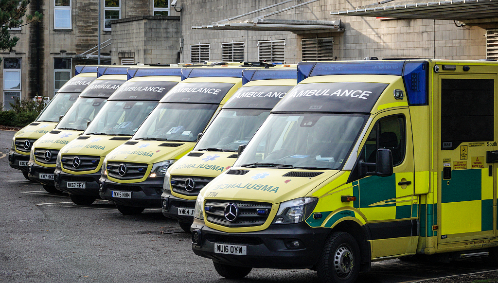 Ambulances queue outside the accident and emergency department of the Bath Royal United Hospital, in Bath, United Kingdom, October 17, 2022. /CFP 
