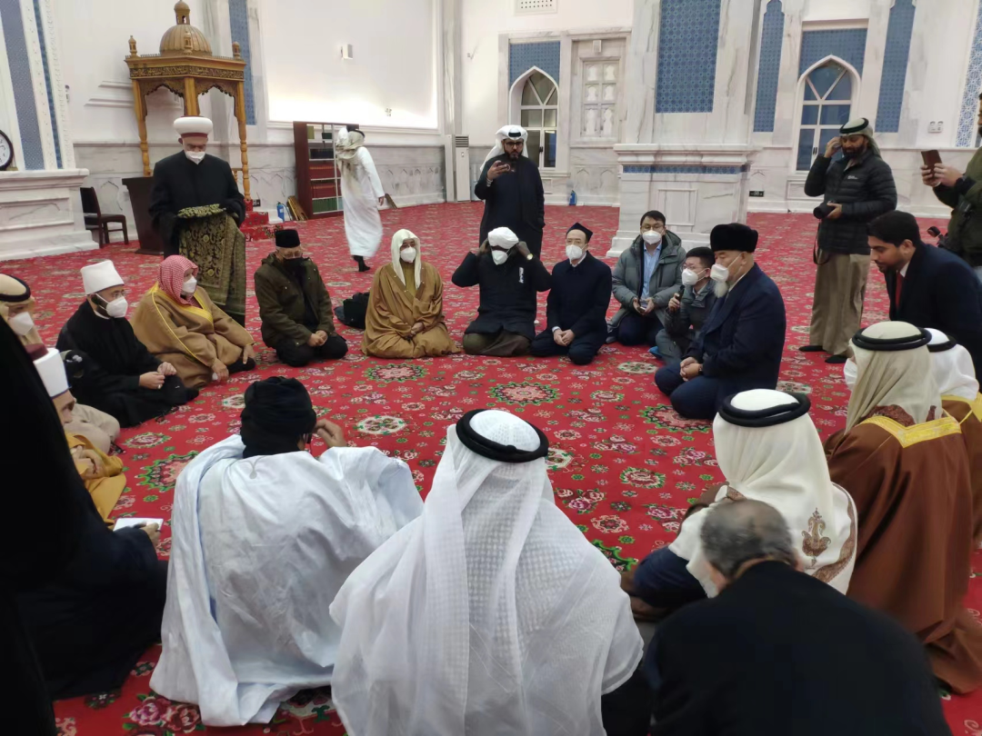 Islam experts and scholars prayed together with local Muslims at a local mosque, Urumqi, capital of northwest China's Xinjiang Uygur Autonomous Region, January 8, 2023. /Department of West Asia and North Africa, Ministry of Foreign Affairs