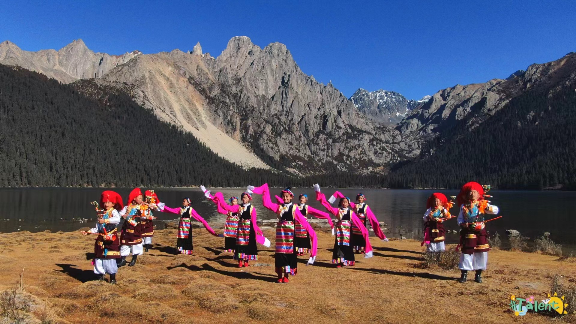 Primary school students perform the Xianzi dance on the alpine grassland in Batang County, Tibetan Autonomous Prefecture of Garze, Southwest China's Sichuan Province. /CGTN