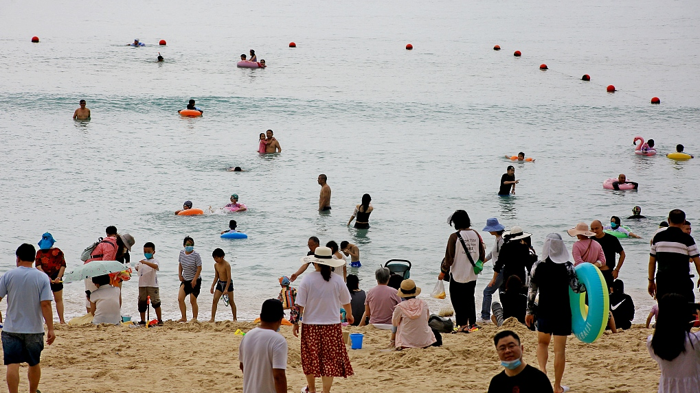 Tourists at a beach in Sanya, south China's Hainan Province, January 9, 2023. /CFP 