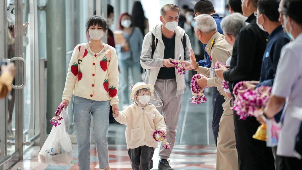 Passengers from China's Xiamen City arrive at Suvarnabhumi airport in Bangkok, Thailand, January 9, 2023. /Reuters