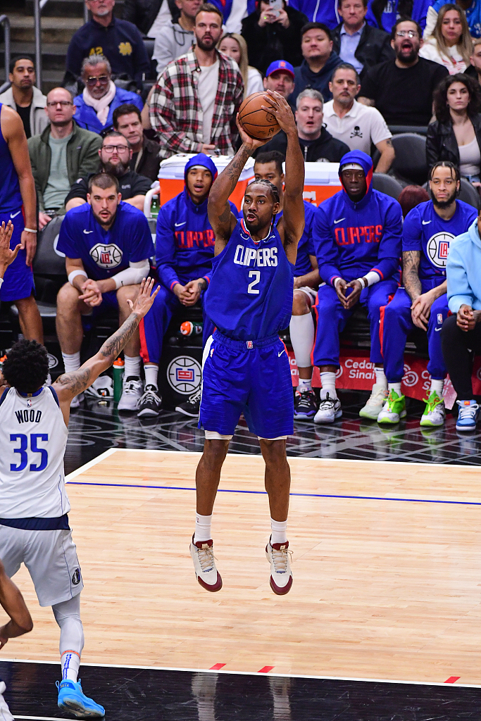 Kawhi Leonard (#2) of the Los Angeles Clippers shoots in the game against the Dallas Mavericks at Crypto.com Arena in Los Angeles, California, U.S., January 10, 2023. /CFP