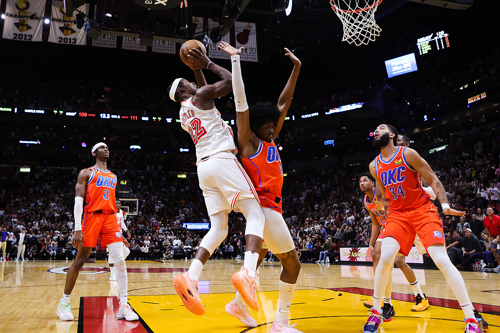 Jimmy Butler (#22) of the Miami Heat shoots in the game against the Oklahoma City Thunder at FTX Arena in Miami, Florida, U.S., January 10, 2023. /CFP