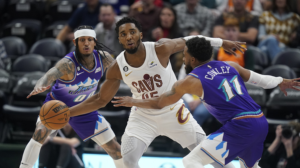 Donovan Mitchell (C) of the Cleveland Cavaliers looks to pass in the game against the Utah Jazz at Vvint Arena in Salt Lake City, Utah, U.S., January 10, 2023. /CFP