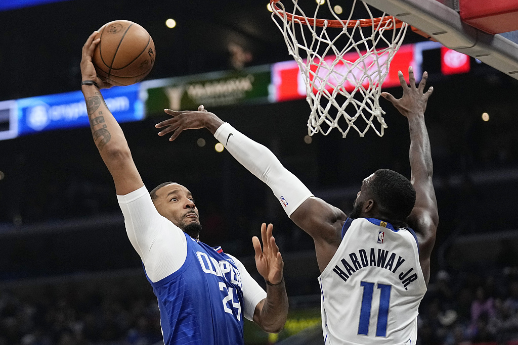 Norman Powell (L) of the Los Angeles Clippers drives toward the rim in the game against the Dallas Mavericks at Crypto.com Arena in Los Angeles, California, U.S., January 10, 2023. /CFP