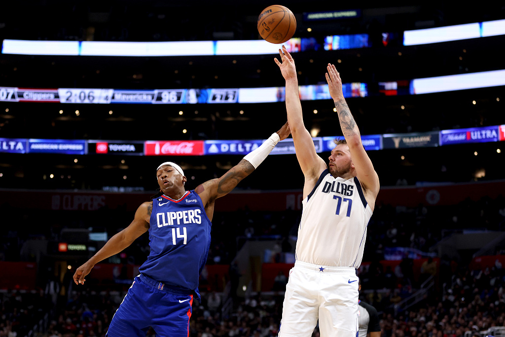 Luka Doncic (#77) of the Dallas Mavericks shoots in the game against the Los Angeles Clippers at Crypto.com Arena in Los Angeles, California, U.S., January 10, 2023. /CFP