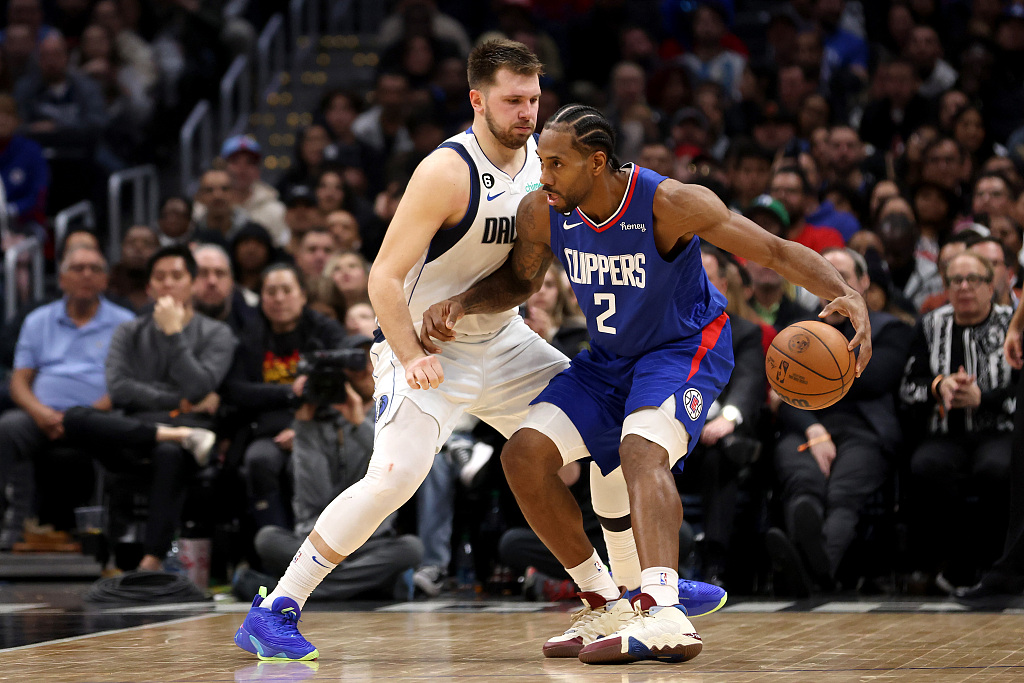 Kawhi Leonard (#2) of the Los Angeles Clippers dribbles to attack in the game against the Dallas Mavericks at Crypto.com Arena in Los Angeles, California, U.S., January 10, 2023. /CFP