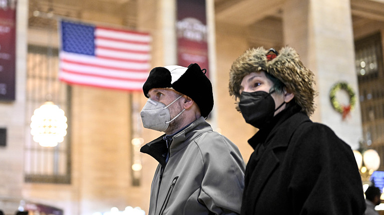 People walk with masks on as COVID-19, flu and RSV cases rise in New York City, New York, U.S., December 12, 2022. /CFP