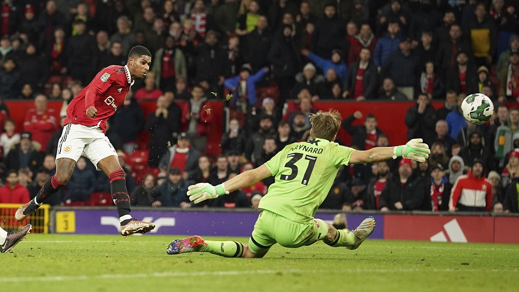 Manchester United striker Marcus Rashford (L) scores his second goal after beating Charlton goalkeeper Ashley Maynard-Brewer during their clash with Charlton at Old Trafford in Manchester, UK, January 10, 2023. /CFP