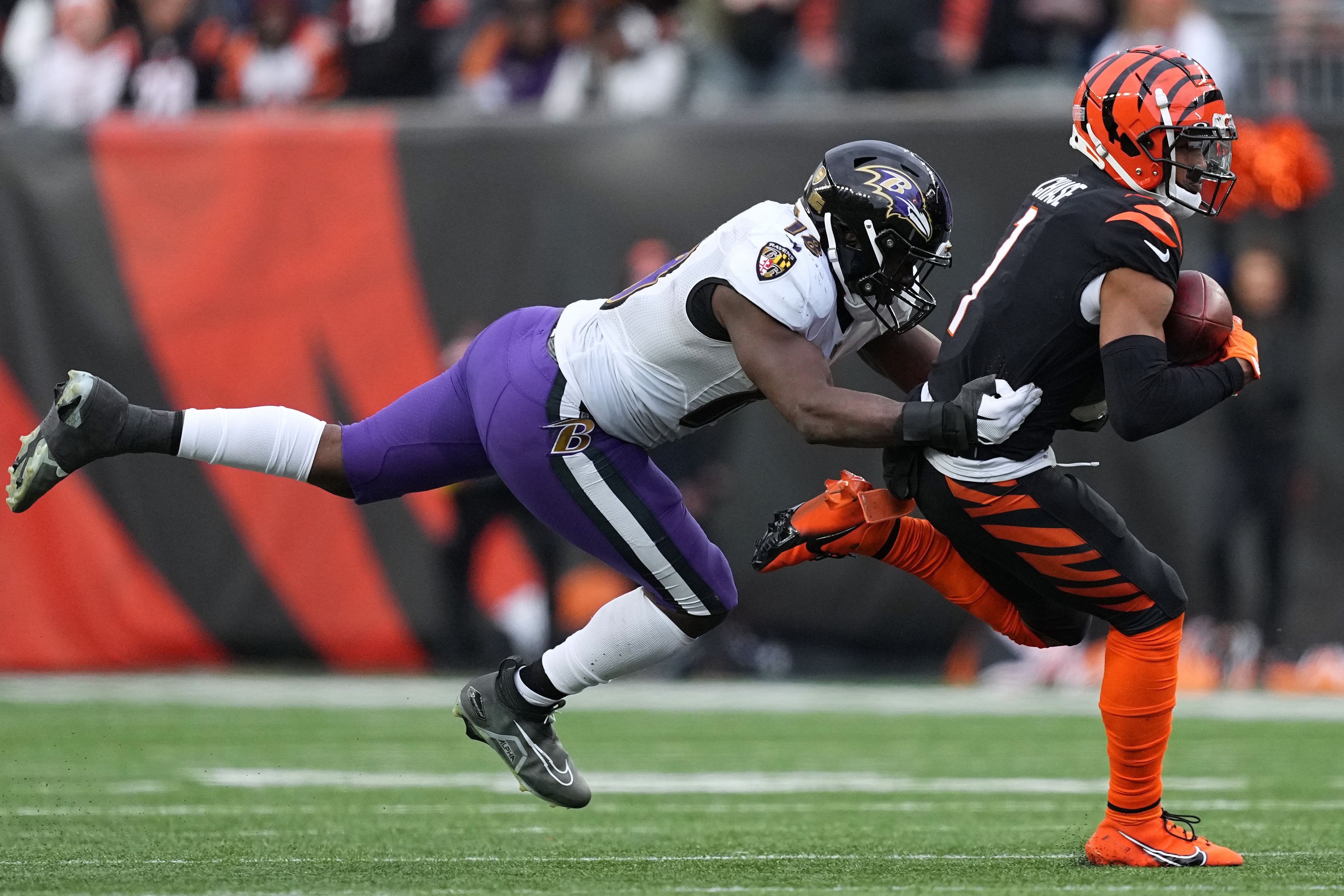 Inside linebacker Roquan Smith (L) of the Baltimore Ravens tackles wide Receiver Ja'Marr Chase of the Cincinnati Bengals in the game at Paycor Stadium in Cincinnati, Ohio, U.S., January 8, 2023. /CFP 