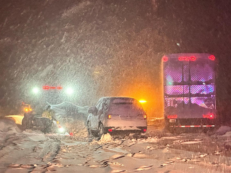 Vehicles are stranded along Interstate 80 at the Nevada state line and Colfax, California, U.S., December 31, 2022. /CFP