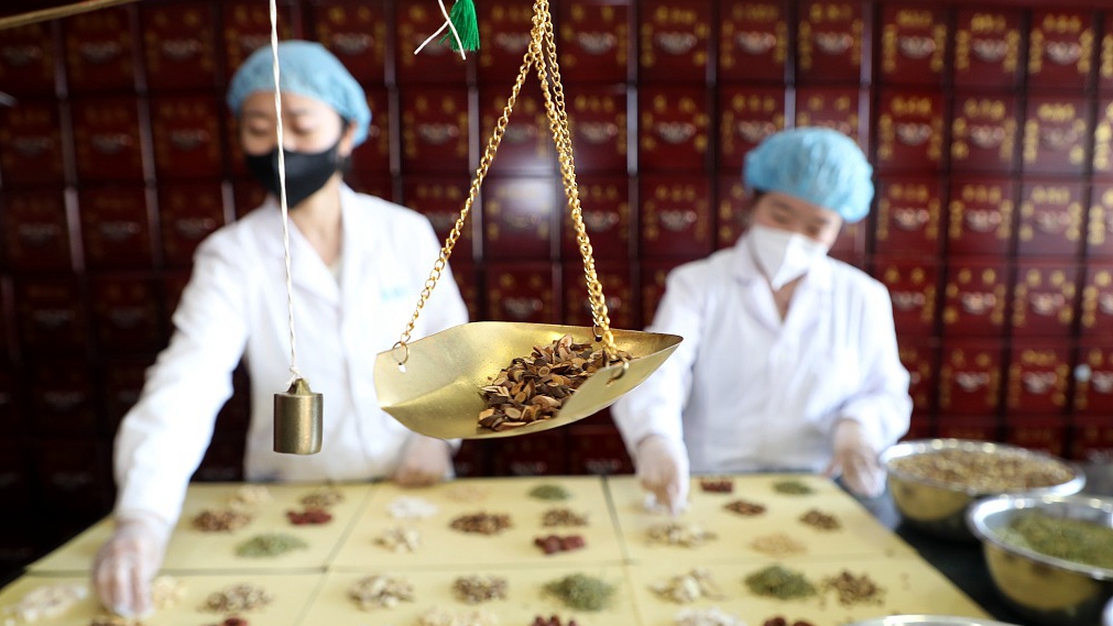 TCM pharmacists prepare medicines, Dongying, east China's Shandong Province, January 9, 2023. /CFP