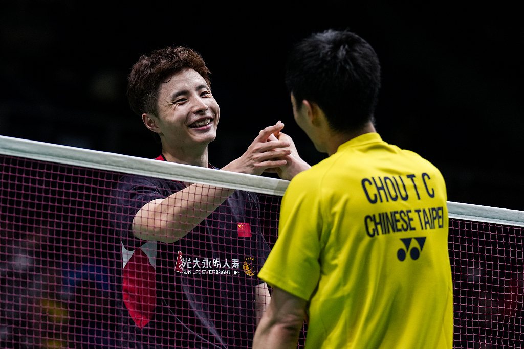 China's Shi Yuqi (L) shakes hands with Chinese Taipei's Chou Tien-chen after their men's singles first round match at the Malaysia Open in Kuala Lumpur, Malaysia, January 10, 2023. /CFP