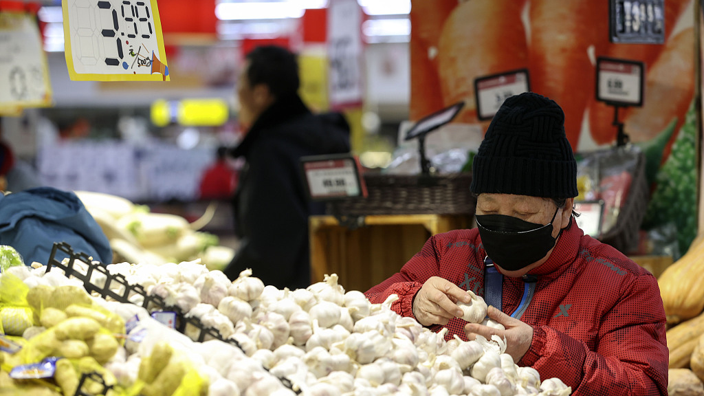 Consumers buy vegetables at a supermarket in Taiyuan, Shanxi Province, China on December 9, 2022. /CFP