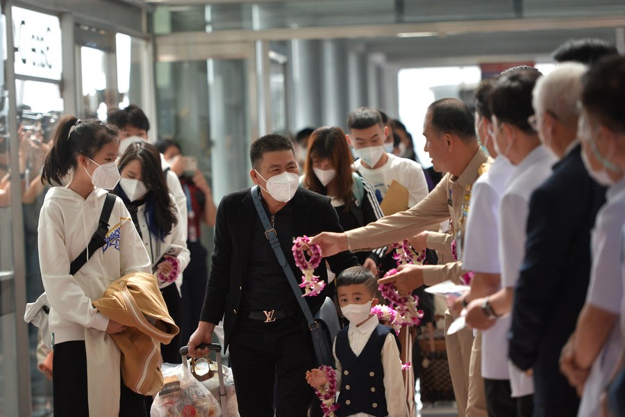 Chinese passengers are welcomed by Thai officials at the Suvarnabhumi Airport in Samut Prakan, Thailand, January 9, 2022. /Xinhua