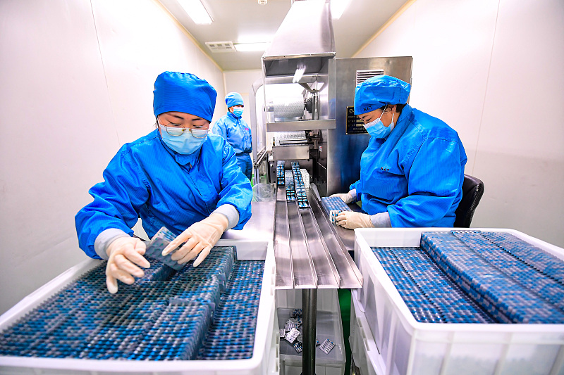 Pharmaceutical worker work overtime to produce medicine in Shenyang, China, January 12, 2023. /CFP