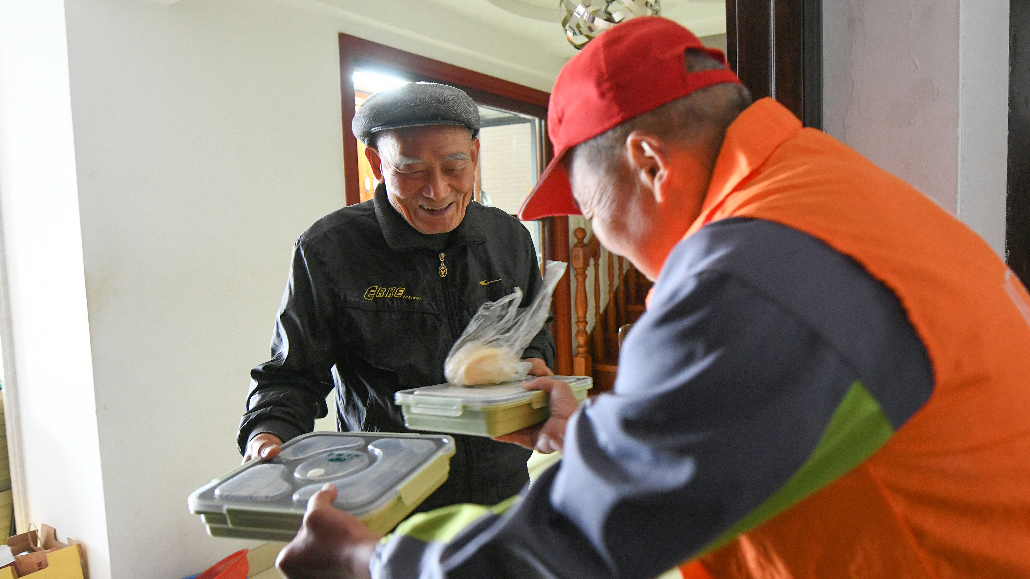 A time bank volunteer delivers food to an elderly resident's home in Shangcheng District, Hangzhou, Zhejiang Province, China, October 16, 2022. / CFP