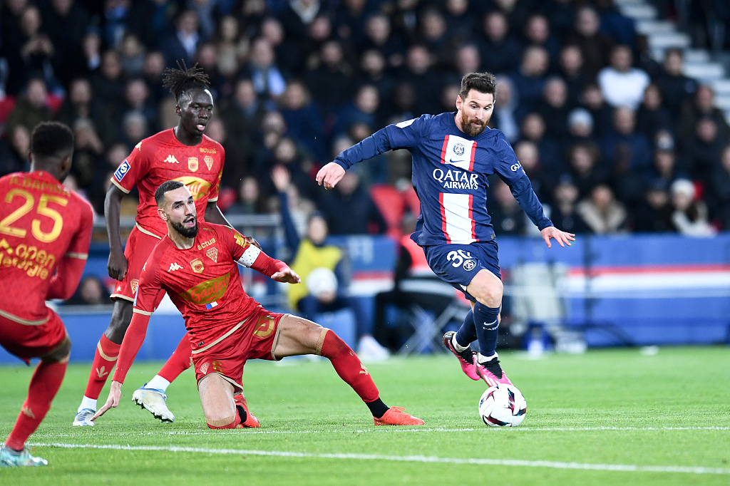PSG's Lionel Messi (R) in action amid tight Angers defense during their Ligue 1 clash at Parc des Princes stadium in Paris, France, January 11, 2023. /CFP