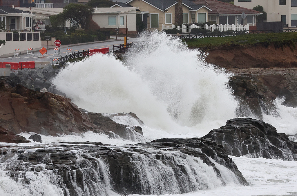 Pacific Ocean waves break near homes on January 11, 2023 in Santa Cruz, California, U.S. /VCG