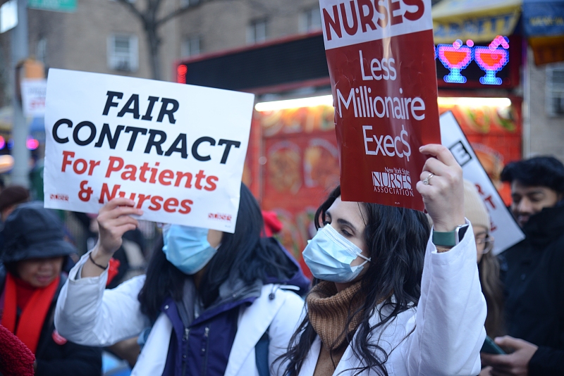 Nurses walk onto Madison Avenue to make their voices heard with megaphones, signs and banners, New York, U.S., January 9, 2023. /CFP