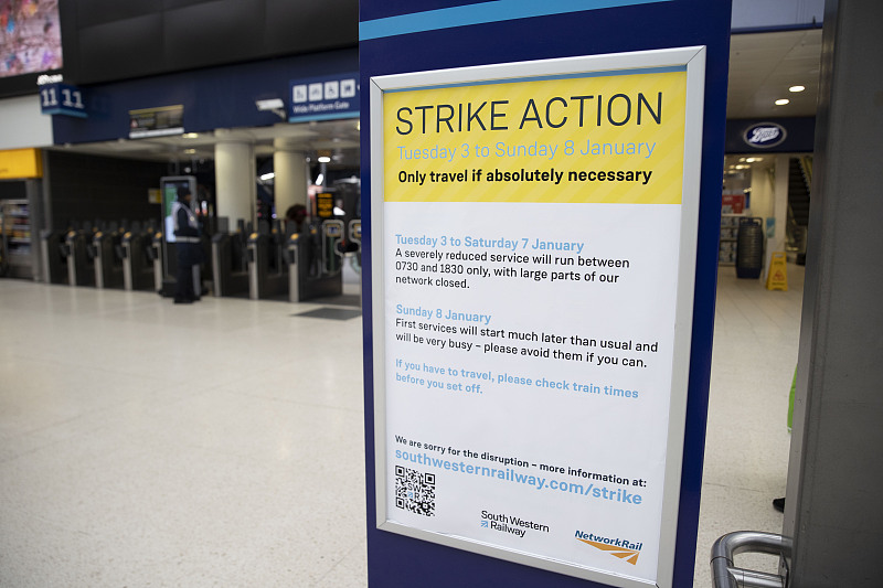 A view of a billboard, which announced strikes and showed available travel periods, London, UK, January 4, 2023. /CFP