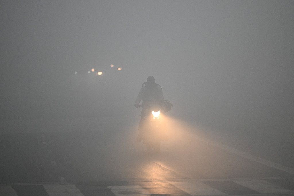 Heavy fog engulfed New Delhi, resulting in low visibility on Vande Mataram Road in New Delhi, India, January 9, 2023. /CFP
