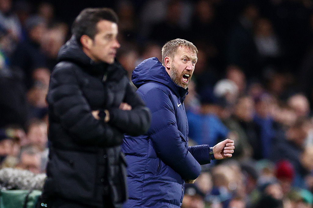 Graham Potter (R), coach of Chelsea, barks orders during their Premier League match with Fulham at Craven Cottage in London, England, January 12, 2023. /CFP
