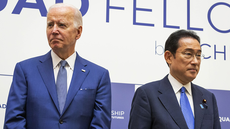 U.S. President Joe Biden (L), and Japanese Prime Minister Fumio Kishida (R) attend the Japan-U.S.-Australia-India Fellowship Founding Celebration event in Tokyo, Japan, May 24, 2022. /CFP