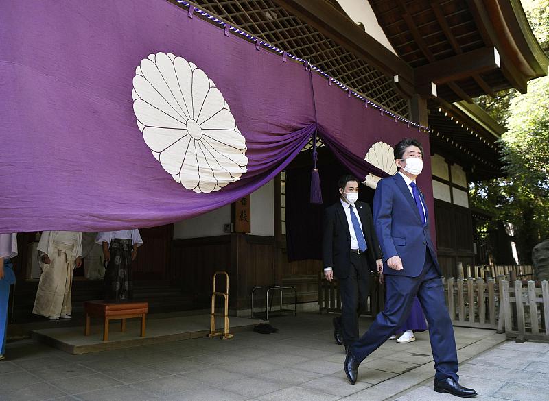 Former Japanese Prime Minister Shinzo Abe visits the Yasukuni Shrine in Tokyo, Japan, April 21, 2021. /CFP