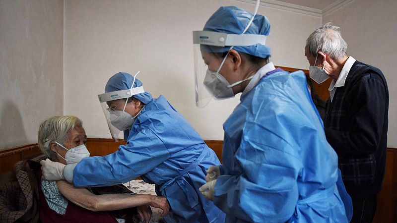 Medical workers offer door-to-door vaccination service for a senior resident in Beijing, China, January 4, 2022. /CFP