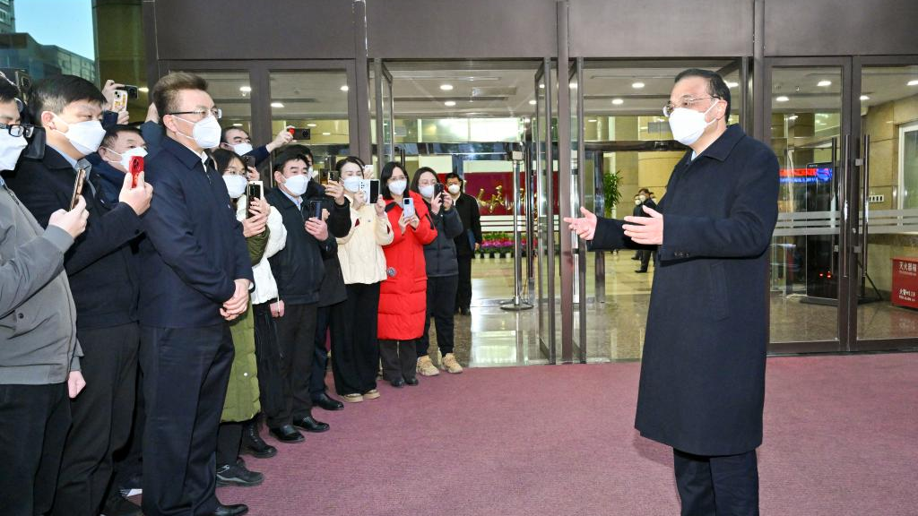 Chinese Premier Li Keqiang talks with staff members during an inspection of the State Administration for Market Regulation (SAMR), Beijing, January 9, 2023. /Xinhua