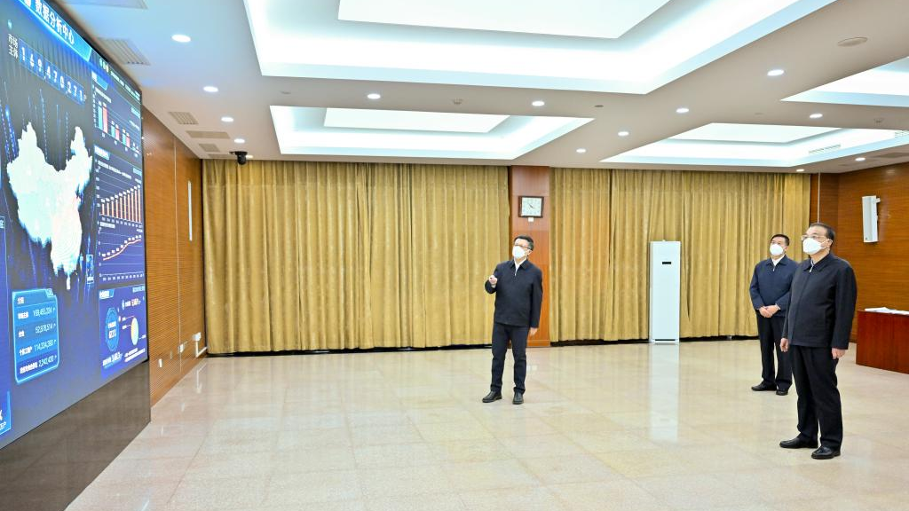 Chinese Premier Li Keqiang learns about the development of market entities at a data analysis center during an inspection of the State Administration for Market Regulation, Beijing, January 9, 2023. /Xinhua