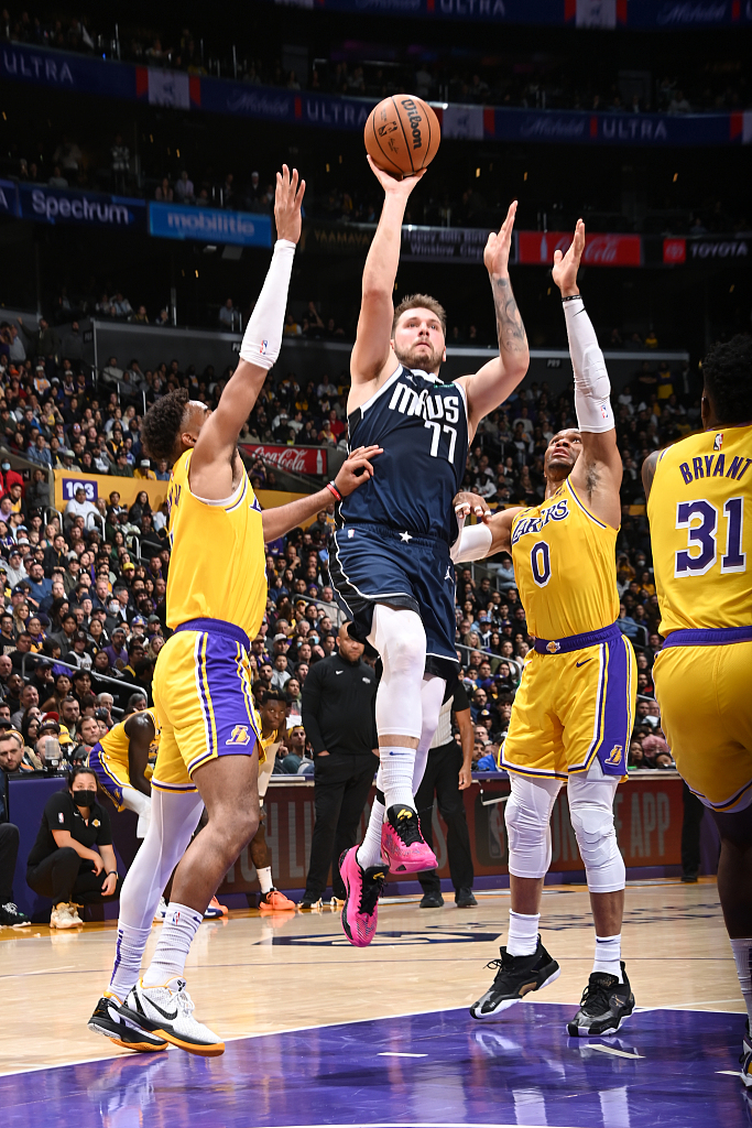 Luka Doncic (#77) of the Dallas Mavericks shoots in the game against the Los Angeles Lakers at Crypto.com Arena in Los Angeles, California, January 12, 2023. /CFP