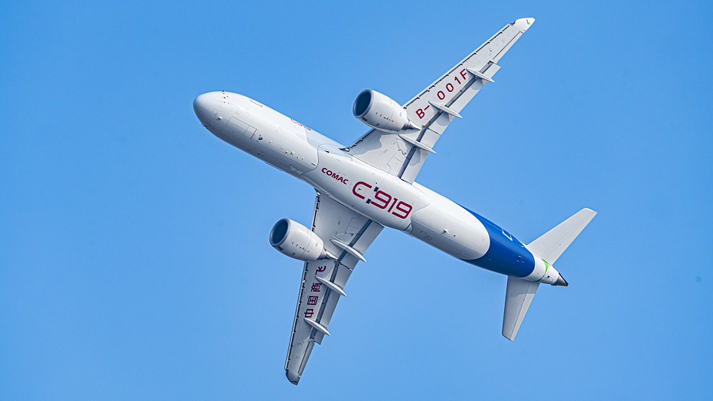 A C919 jetliner flies at the 2022 Nanchang Flight Convention in east China's Jiangxi Province, November 26, 2022. /CFP