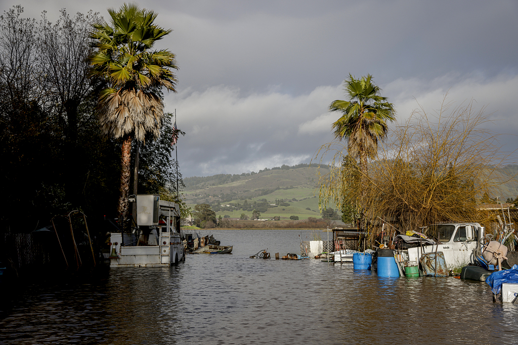 The flooded backyard of Mike Cisneros at his home on Anderson Lane in Watsonville, California, U.S., January 10, 2023. /CFP