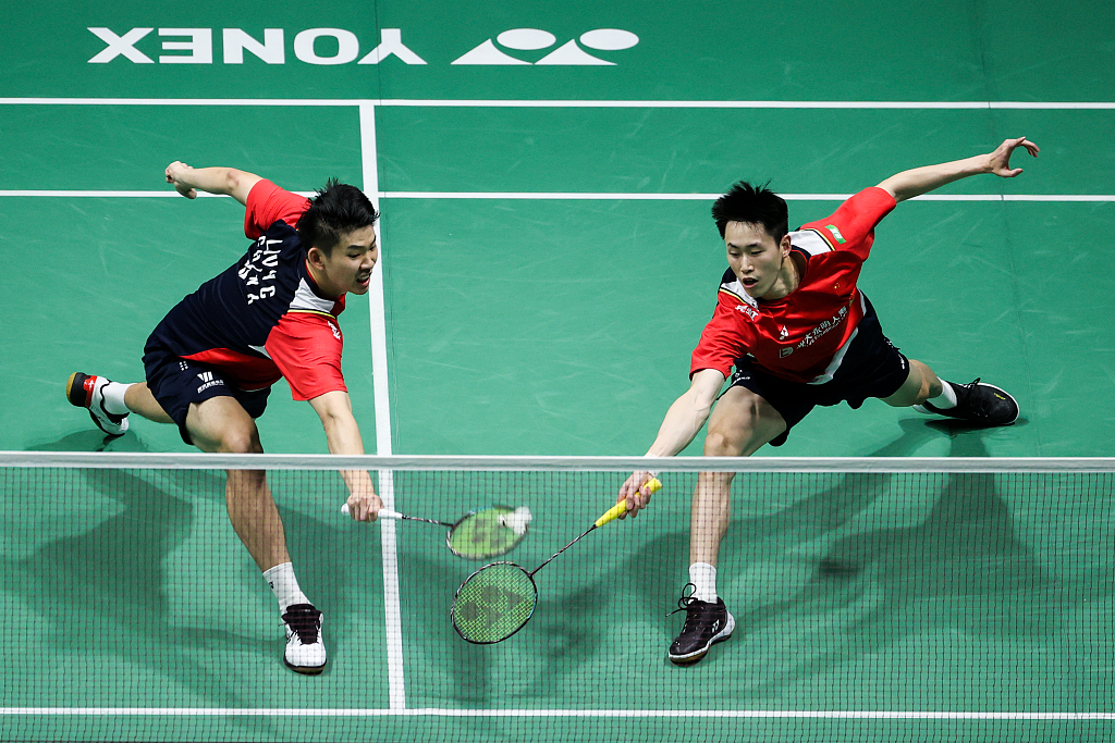 Liu Yuchen (L) and Ou Xuanyi of China compete in the men's doubles quarter-finals match against Satwiksairaj Rankireddy and Chirag Shetty of India at the Malaysia Open in Kuala Lumpur, January 13, 2023. /CFP