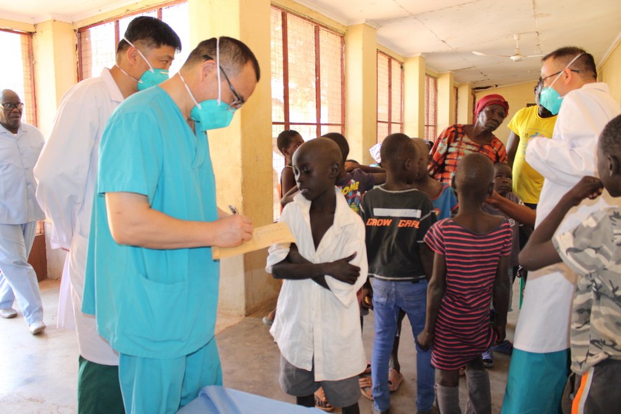 Members of the 10th batch of the Chinese medical team conducting medical checkups on orphans at the Juba Orphanage Home in Juba, capital of South Sudan, December 20, 2022. /Xinhua