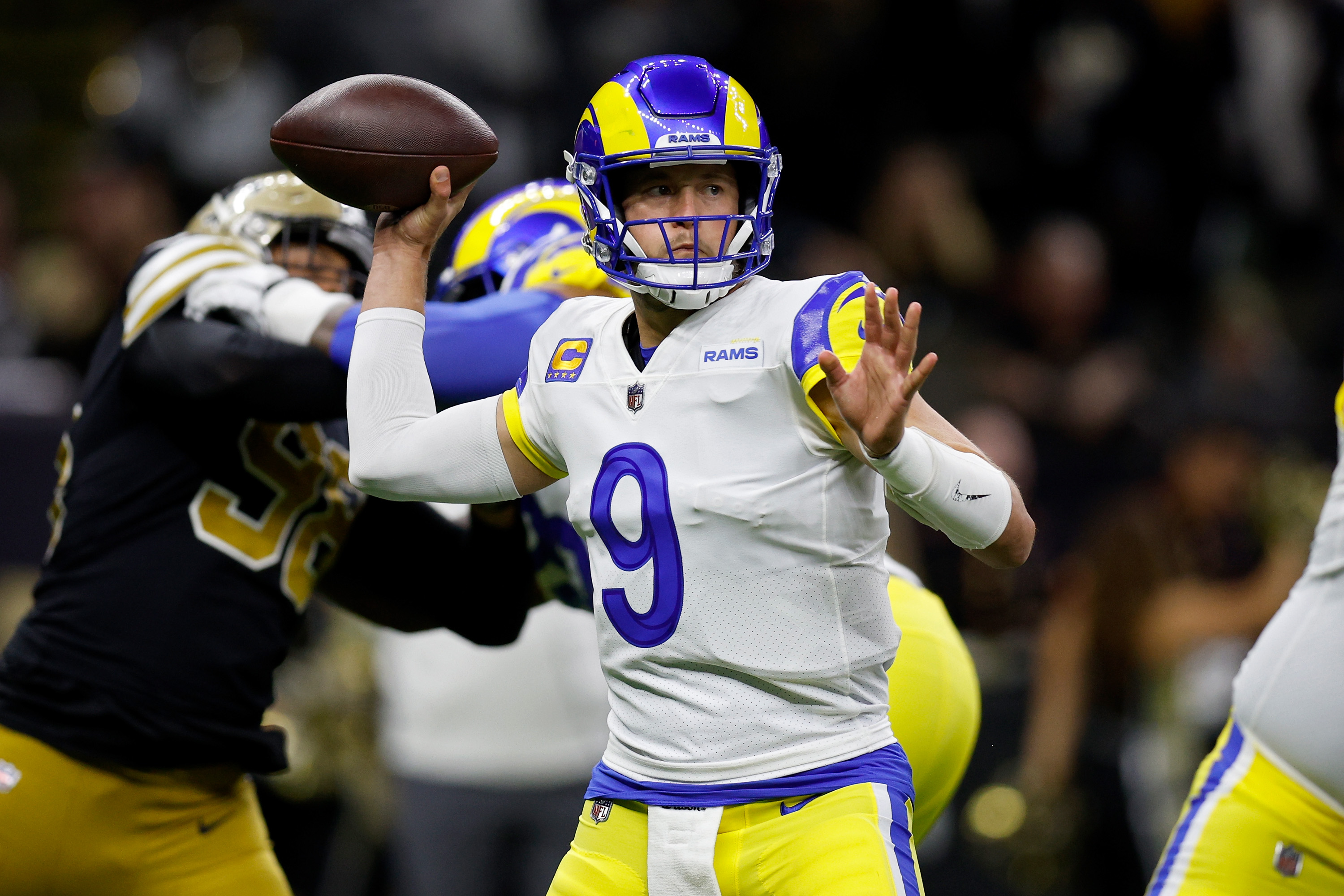 Quarterback Matthew Stafford of the Los Angeles Rams passes in the game against the New Orleans Saints at Caesars Superdome in New Orleans, Louisiana, November 20, 2022. /CFP