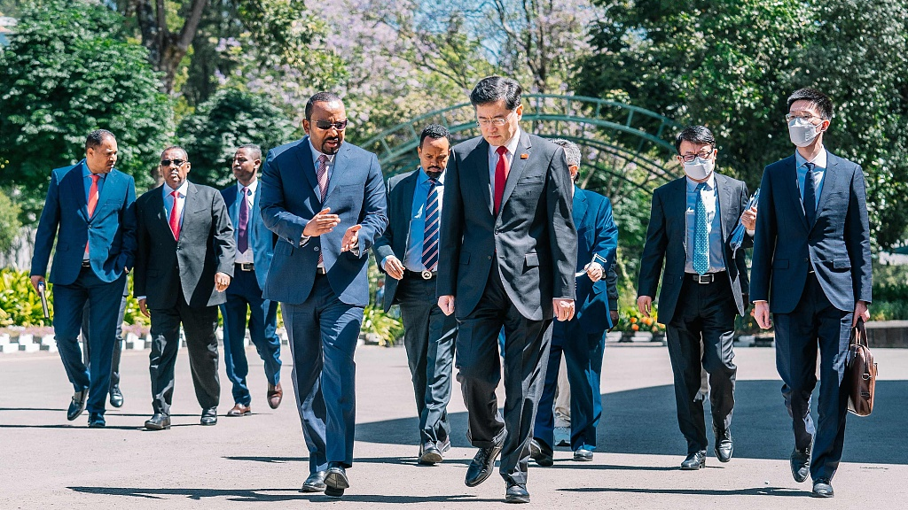 Chinese Foreign Minister Qin Gang (C-R) walks with Ethiopian Prime Minister Abiy Ahmed (C-L) during their bilateral meeting at the Prime Minister's office in Addis Ababa, capital of Ethiopia, January 10, 2023. /CFP