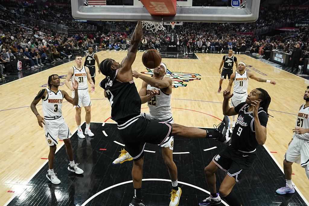 Kawhi Leonard (#2) of the Los Angeles Clippers dunks in the game against the Denver Nuggets at Crypto.com Arena in Los Angeles, California, U.S., January 13, 2023. /CFP