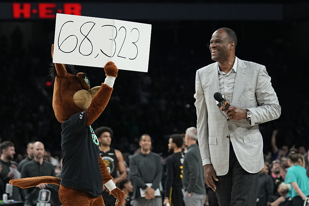 Legendary center David Robinson (R) of the San Antonio Spurs announces the NBA single-game record attendance of 68,323 for the competition against the Golden State Warriors at the Alamodome in San Antonio, Texas, U.S., January 13, 2023. /CFP